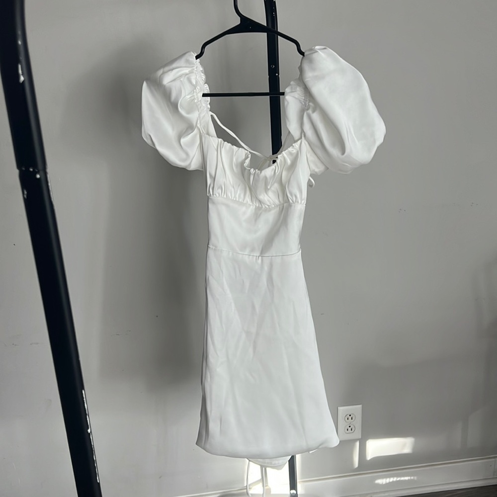 White puff sleeve dress